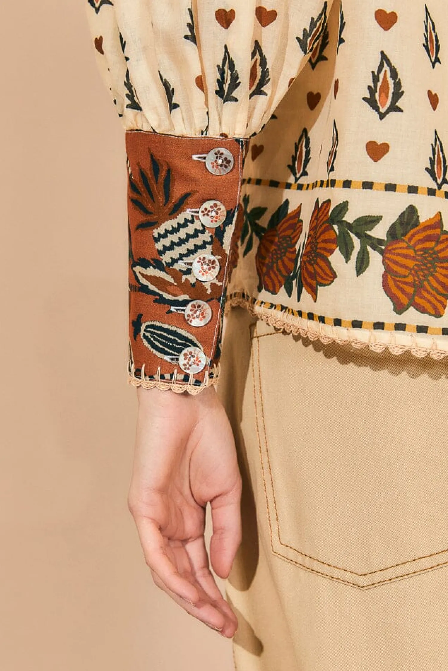 FARM Rio BEIGE AINIKA FLORAL LONG SLEEVE BLOUSE