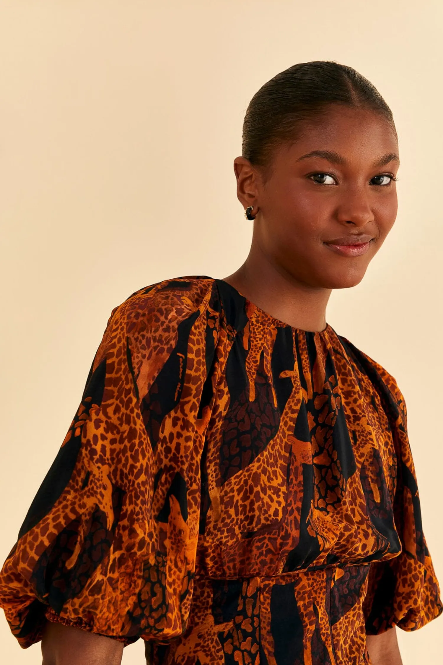FARM Rio BLACK GIRAFFES PUFF SLEEVE BLOUSE