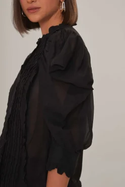 FARM Rio  BLACK SHORT SLEEVE PLEATED BLOUSE