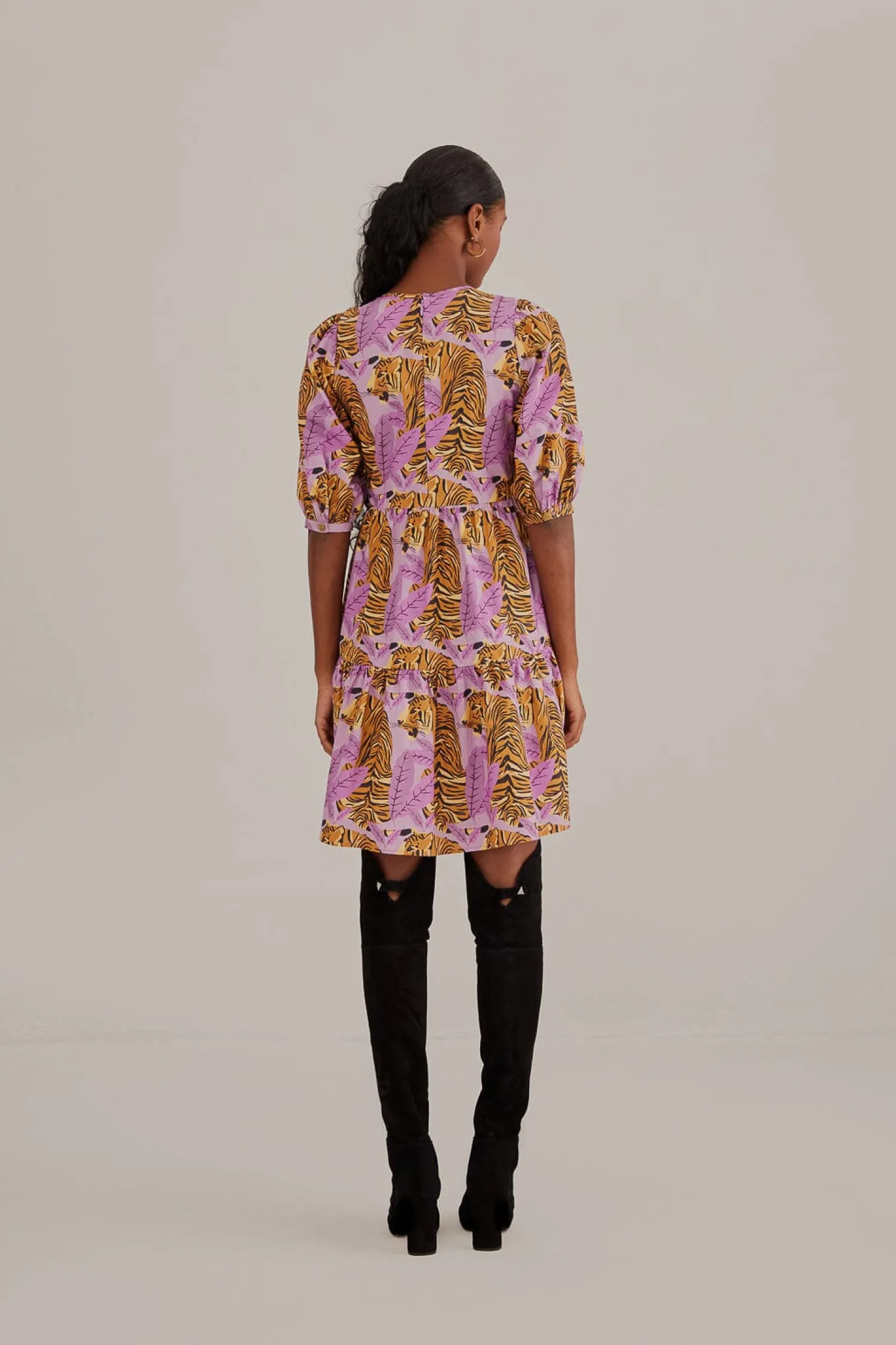 FARM Rio LAVENDER TIGER LEAVES PUFF SLEEVE MINI DRESS