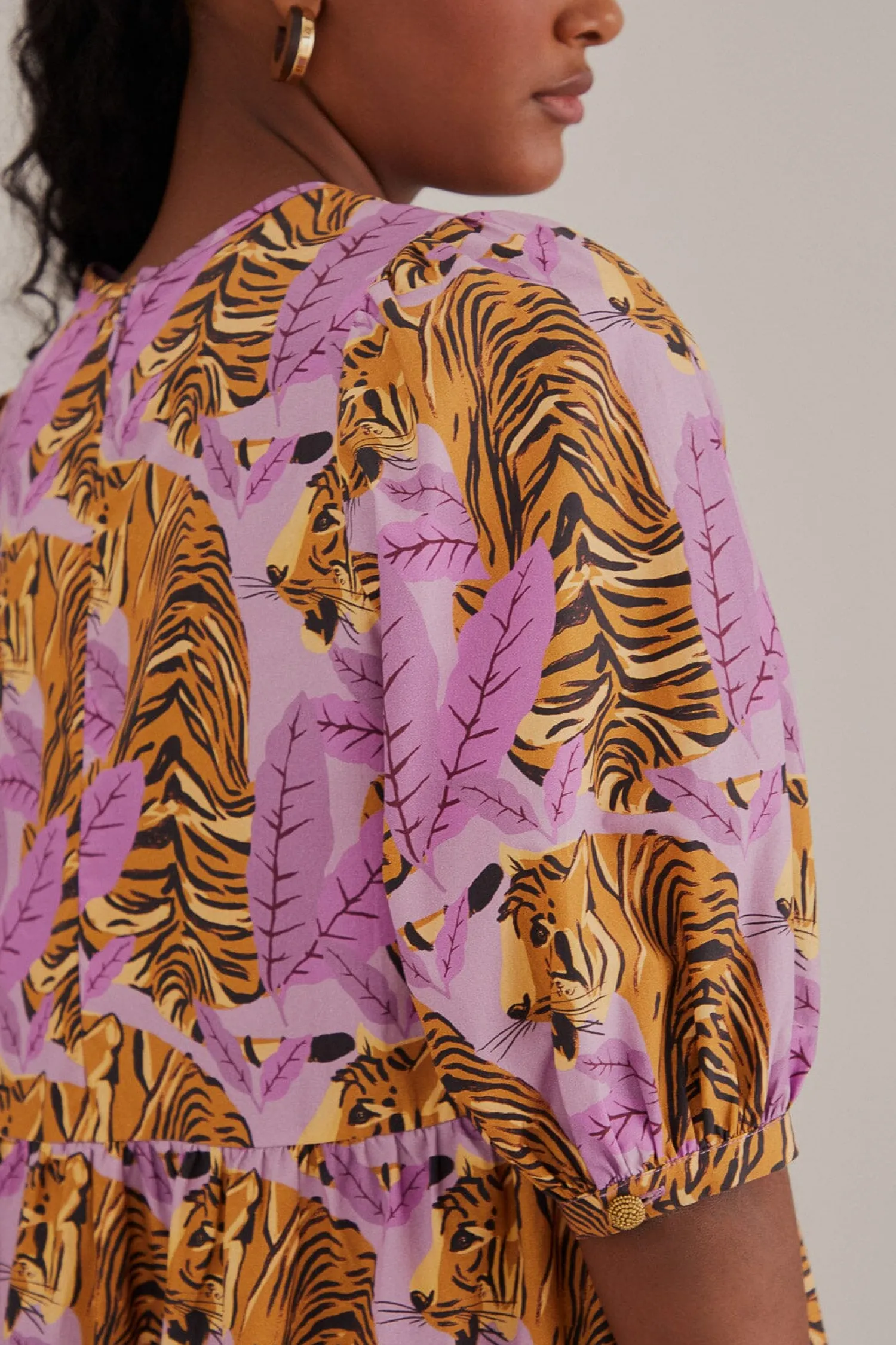 FARM Rio LAVENDER TIGER LEAVES PUFF SLEEVE MINI DRESS